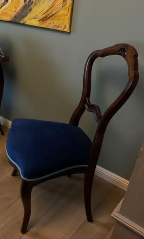 Stuhl mit blauem Polster